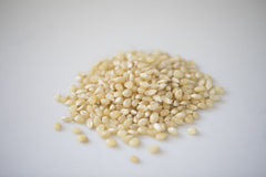 Amish Country Popcorn Non-GMO Gluten Free label reassures gluten-conscious snacks.