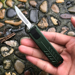 Caressolove safety box cutter in retractable mode for safer use.