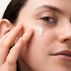 Catrice Extreme Blur Matte Primer close-up texture highlights hyaluronic acid hydration.