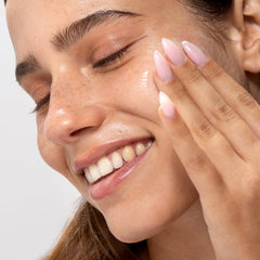 Cliganic Hydrating Facial Gel Cleanser shown with rich foam for refreshing cleansing