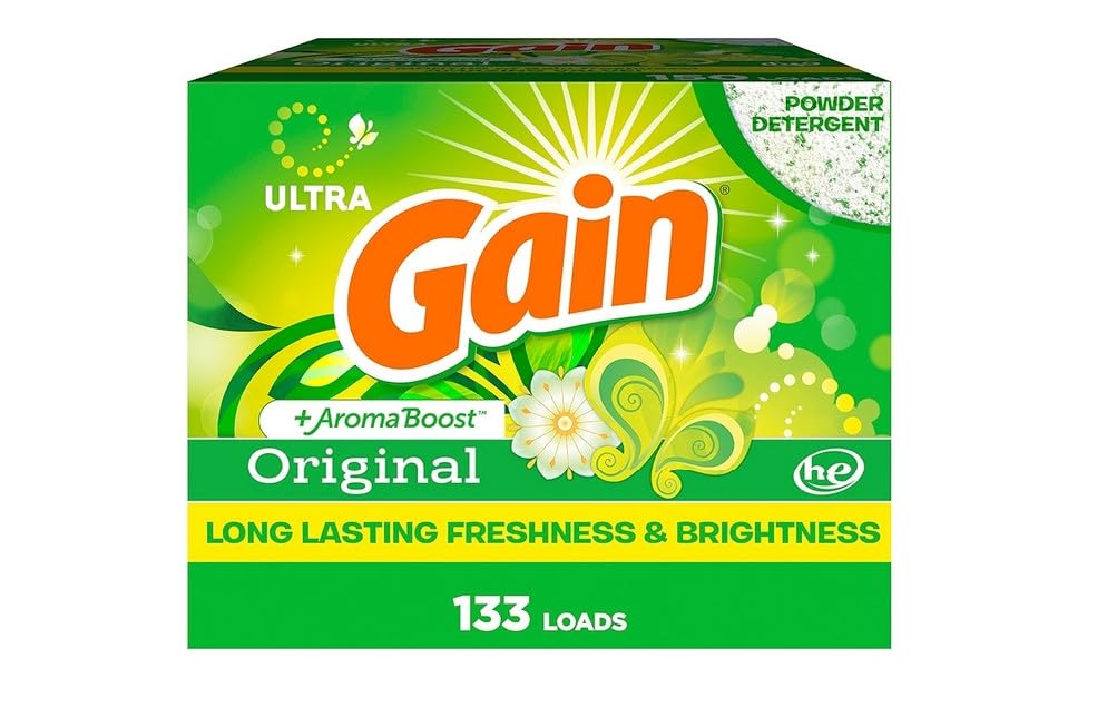 Gain Original Powder Detergent bottle pour shows lasting freshness and a strong, inviting scent.
