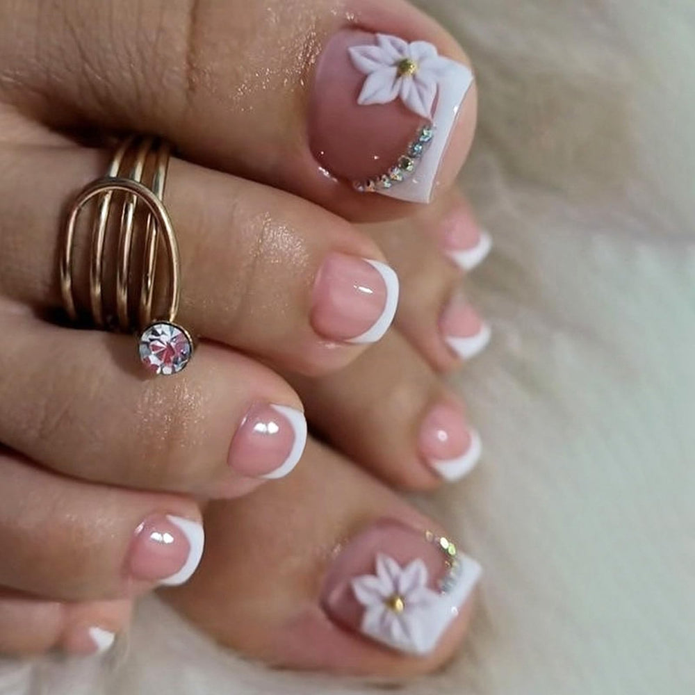 GCSQW French Tip press-on toenails with white flower for chic summer style.