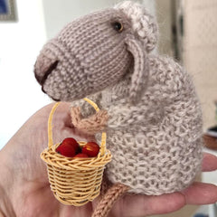 Honbay tiny baskets ideal Easter and country-themed decorations.