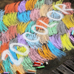 JASNKKONT outdoor-friendly chalk ideal for sidewalks, driveways, and playground murals.