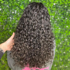 Applying Leaf & Flower Instant Curl Cream for smoother, frizz-controlled waves