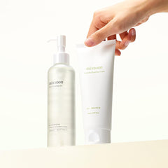 Mixsoon Bean Cleansing Oil application demonstrating smooth, hydrating cleanse.