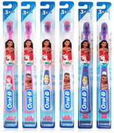 Oral-B New Princess toothbrush for girls 3+, close view of gentle bristles for sensitive gums.