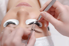 Sky S+ glue application tip demonstrating correct use for lash extensions