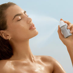 Jet Lag Mist with green tea extract helps protect skin from environmental stress.