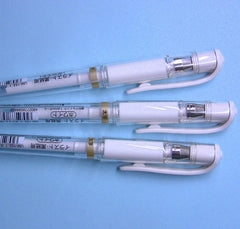 Close-up of UM-153 Signo gel ink flow for consistent notes