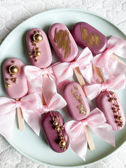 Weraru gold pearl sugar sprinkles on cake create a shimmering centerpiece.