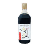 Pouring Yamaroku Tsurubishio bottle for rich umami on sushi