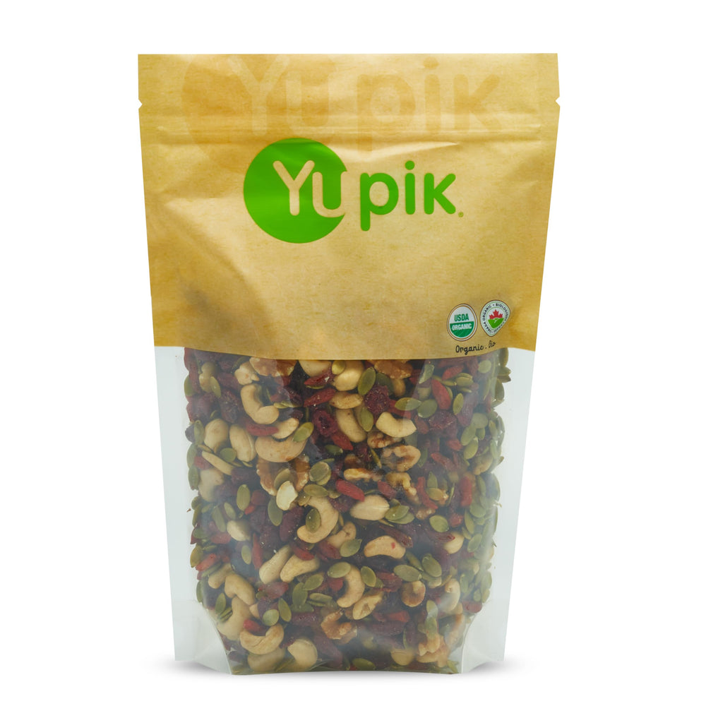 Yupik Goji Sport mix with pumpkin seeds and almonds, a crunchy, protein-rich snack.