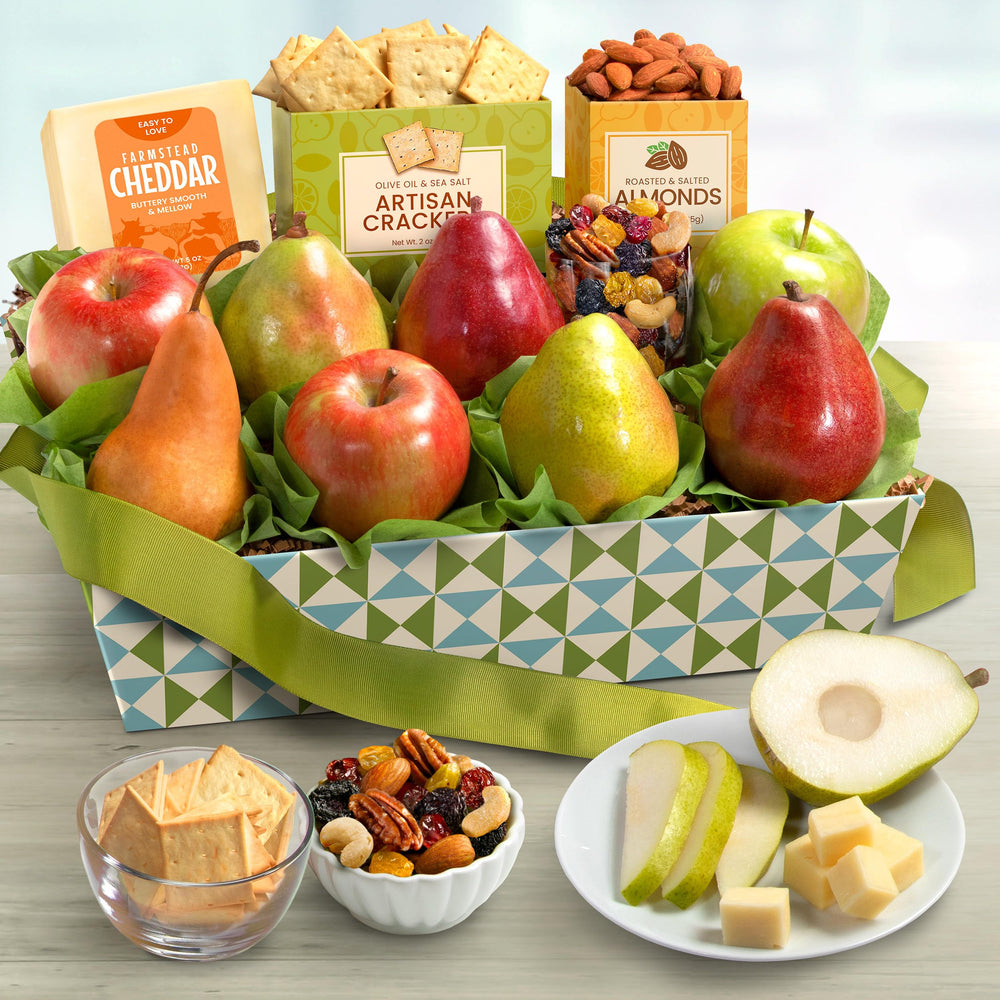 A Gift Inside classic fruit basket with pears and Gouda for a premium tasting moment