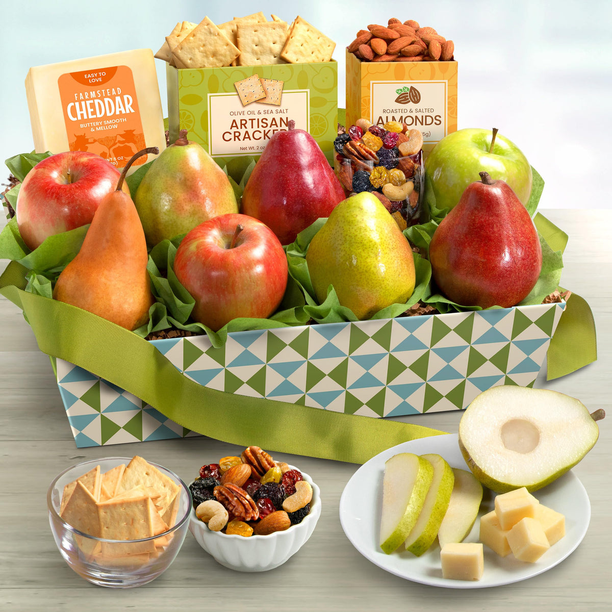 A Gift Inside classic fruit basket with pears and Gouda for a premium tasting moment