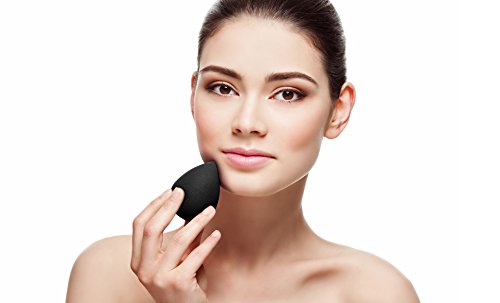 Aesthetica Cosmetics easy-clean-sponge simplifies washing after makeup.