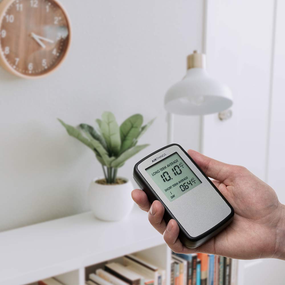 Airthings Corentium Home LCD screen displays daily, weekly, and long-term readings clearly.