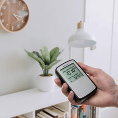 Airthings Corentium Home LCD screen displays daily, weekly, and long-term readings clearly.