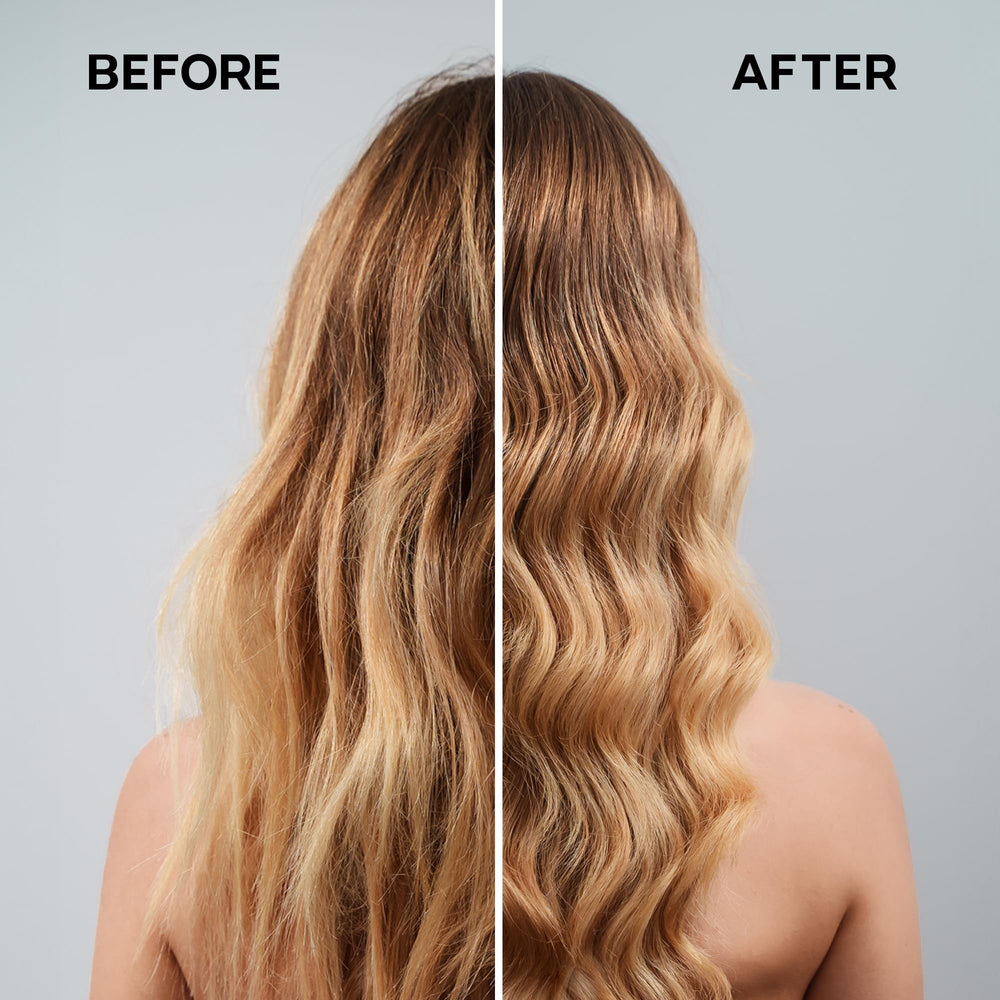 Close-up of oil texture from ALFAPARF MILANO reconstruction oil for smoothness.