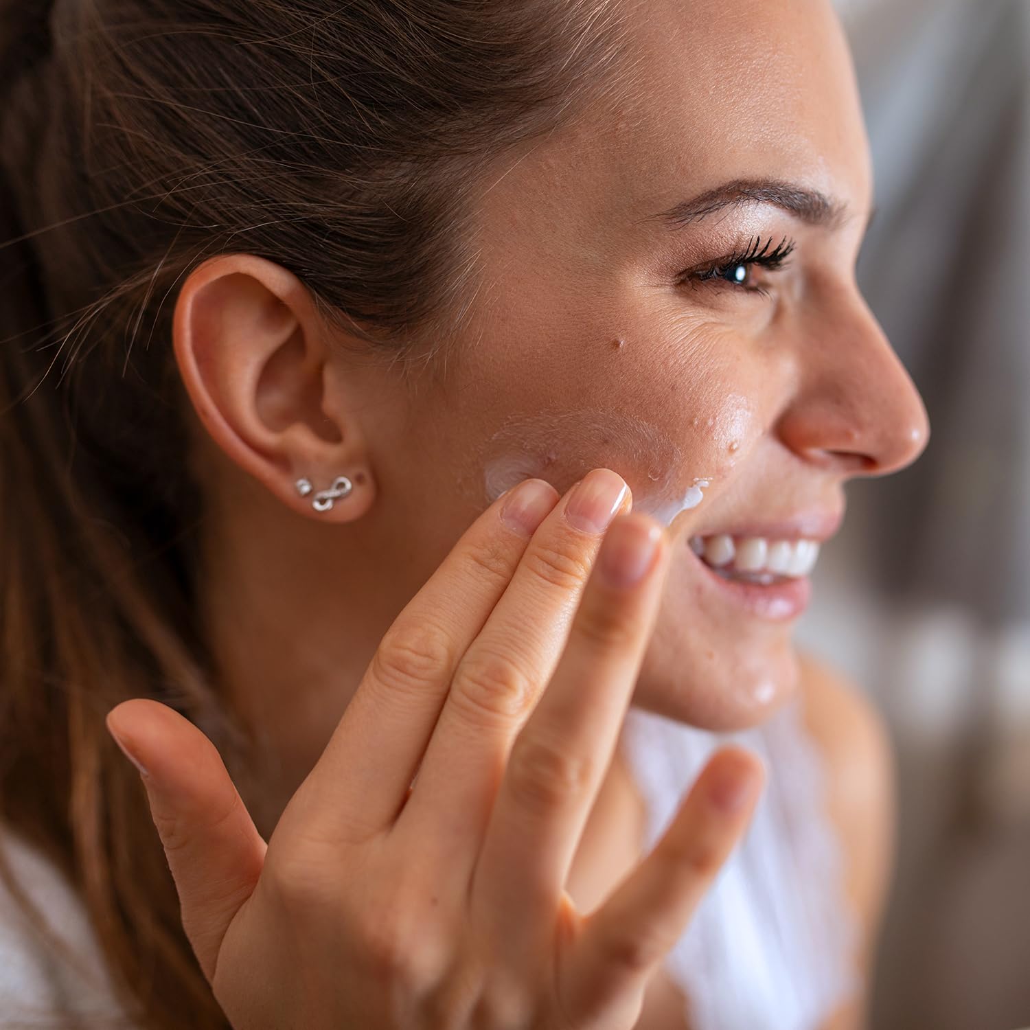Illustration of Hyaluronic Acid in Amazon Basics gel supporting moisture retention