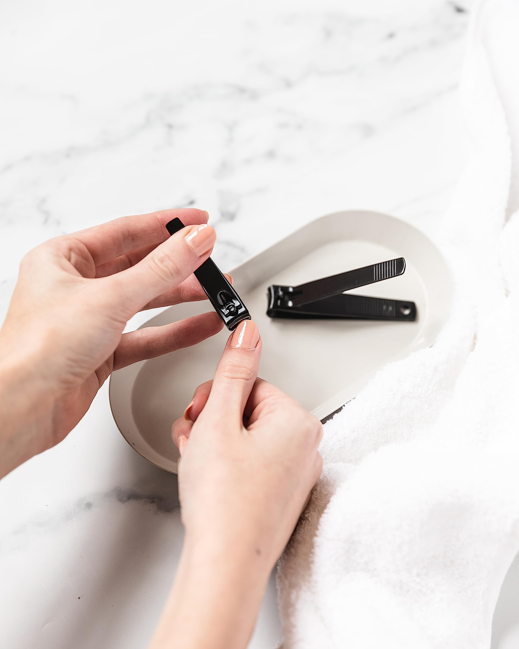 Amazon Basics clipper set in black finish, close-up for durable design.