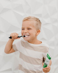 Label close-up reveals fluoride-free, probiotic-friendly formula.