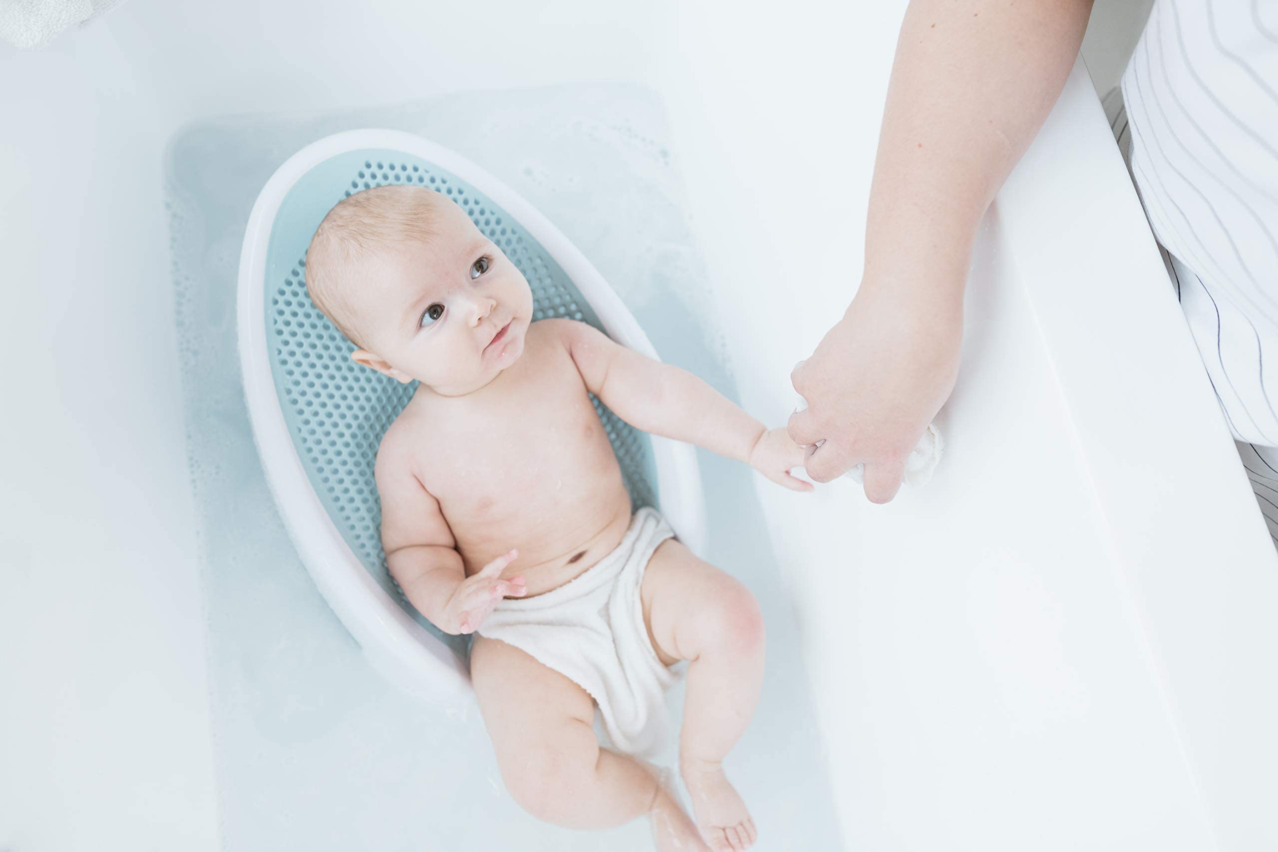 Angelcare Bath Support Aqua drainage promotes quick air drying after bath.