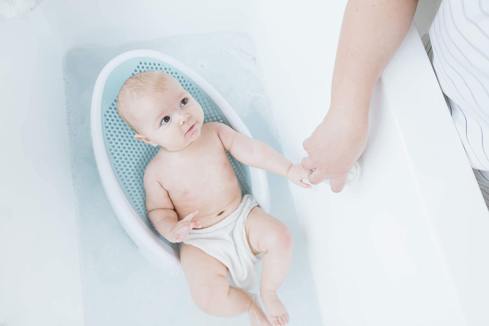 Angelcare Bath Support Aqua drainage promotes quick air drying after bath.
