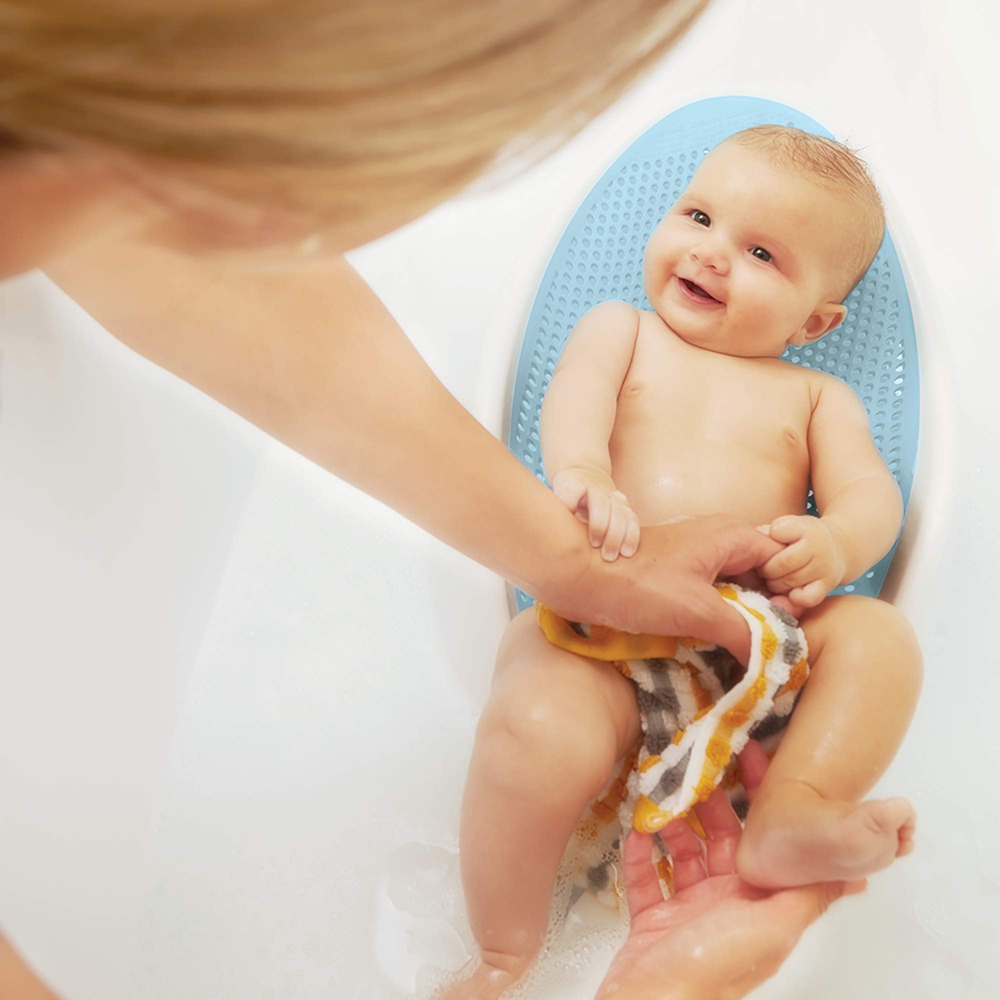 Angelcare Bath Support Aqua two handles offer easy grip and maneuverability.