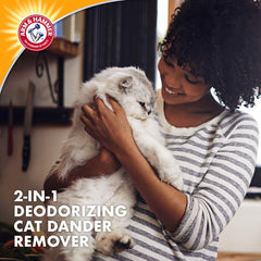 Lathering shampoo through a cat coat to reduce visible dander