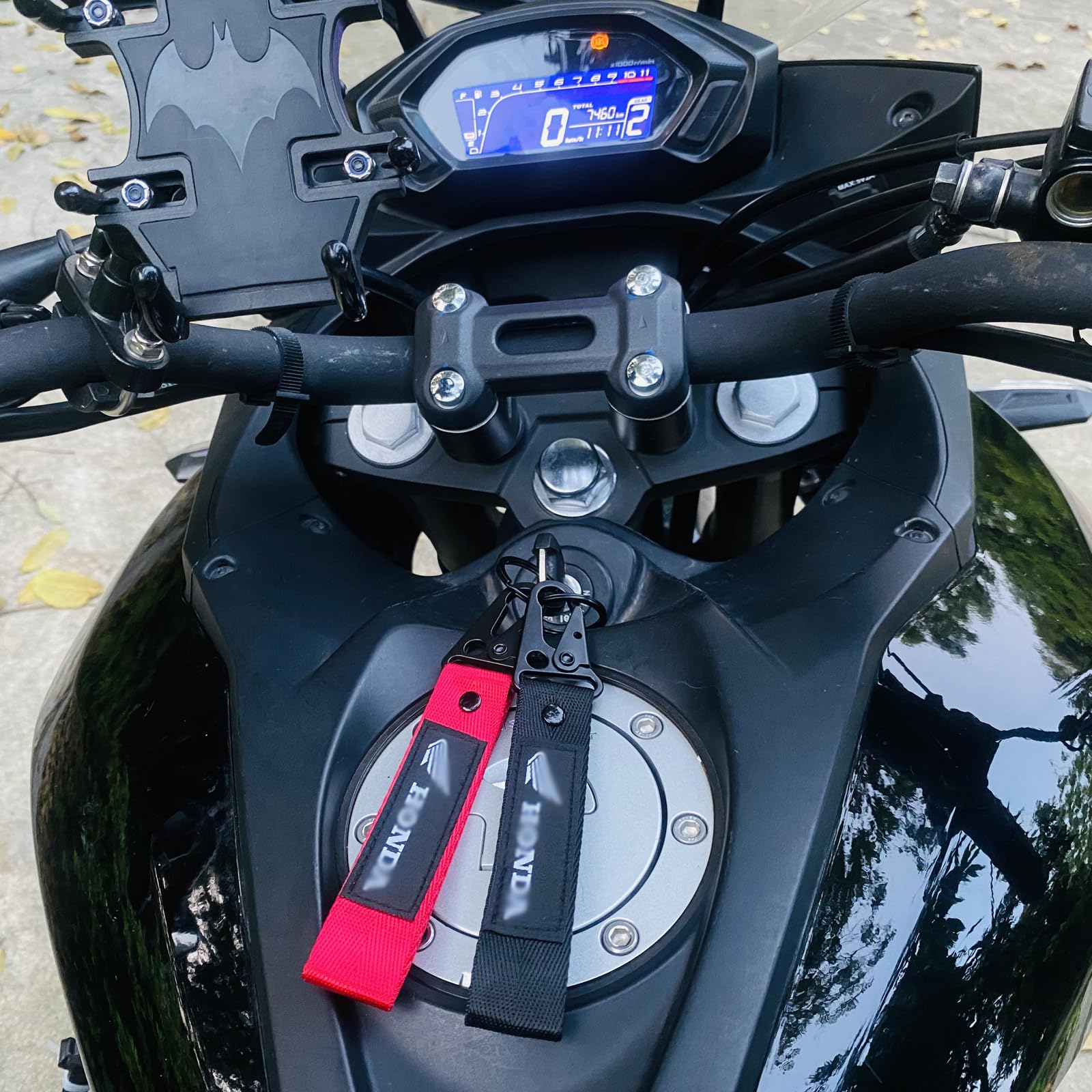 AUSZUOI keys stay organized on a robust key chain during rides.