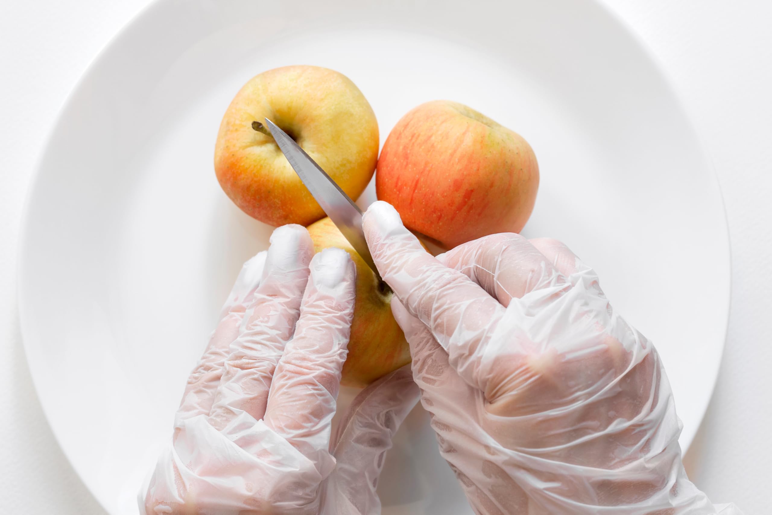 BASIC Medical non-sterile vinyl gloves suitable for everyday tasks.