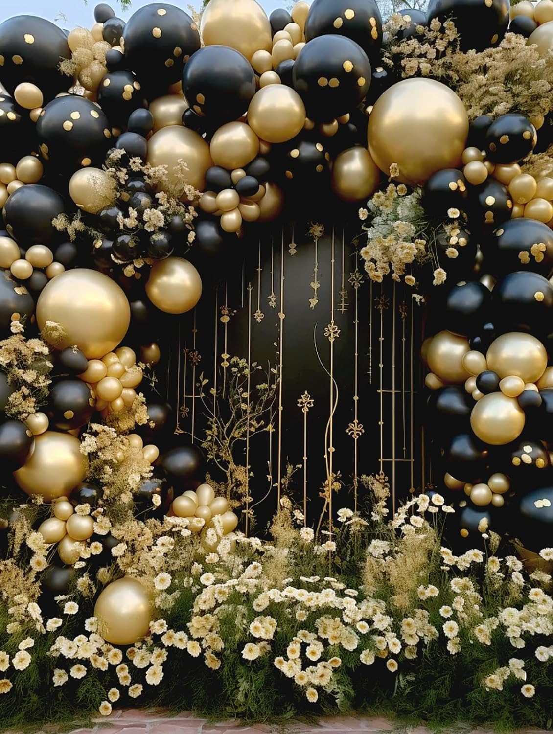 BAUANOOY graduation party gold balloons elevate photo ops and memories.