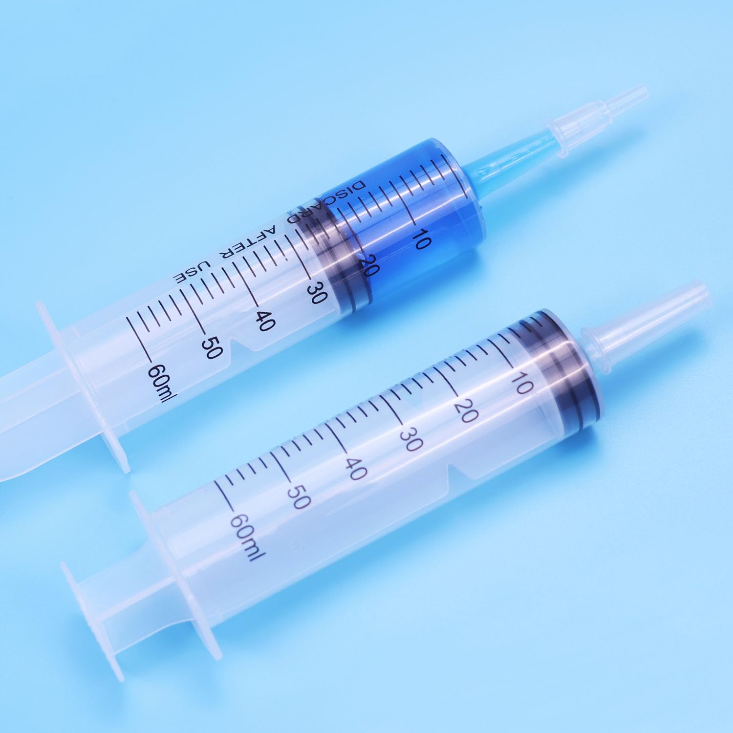 Clear scale marks on Cafozsmu syringe enable reliable dosage readings.