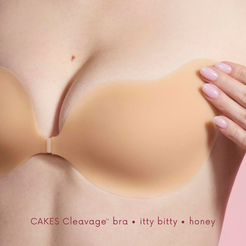 CAKES Body cleavage bra under a low-cut top for flattering silhouette