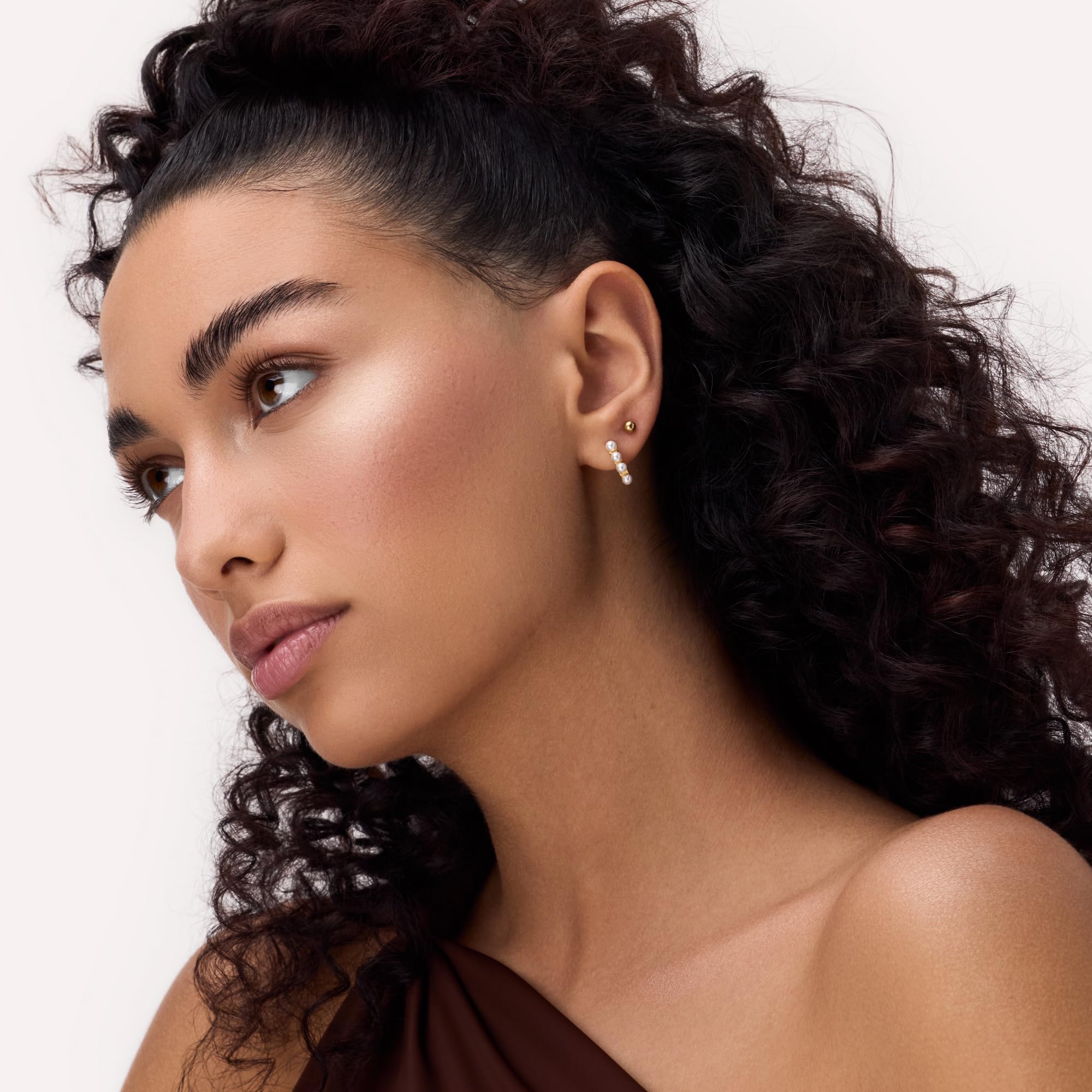Catrice Aura Glam Bouncy Highlighter cupid's bow glow demonstrates versatile lip use.