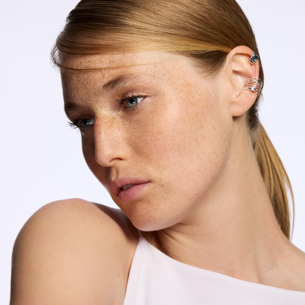 Soft pink tint adds a gentle glow to the complexion with Bright & Blur.