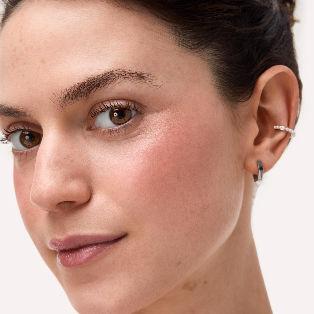 Daily-look ready with Catrice Soft Glam Baked Blush for a natural flush.