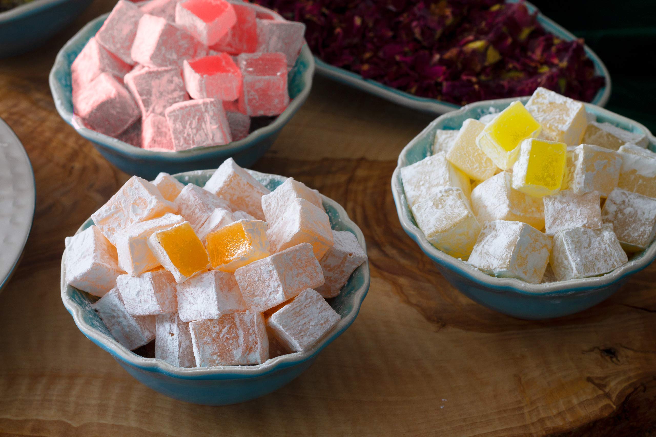 Cerez Pazari gift box of Turkish delight, ideal for special occasions.