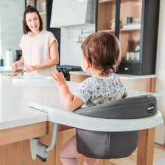 Chicco FastLock dishwasher-safe tray for easy meal cleanup.