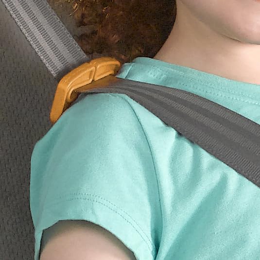 Chicco GoFit built-in carry handle for easy transport between cars.