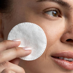Cliganic Premium Cotton Rounds lint-free use demonstrating clean, residue-free removal