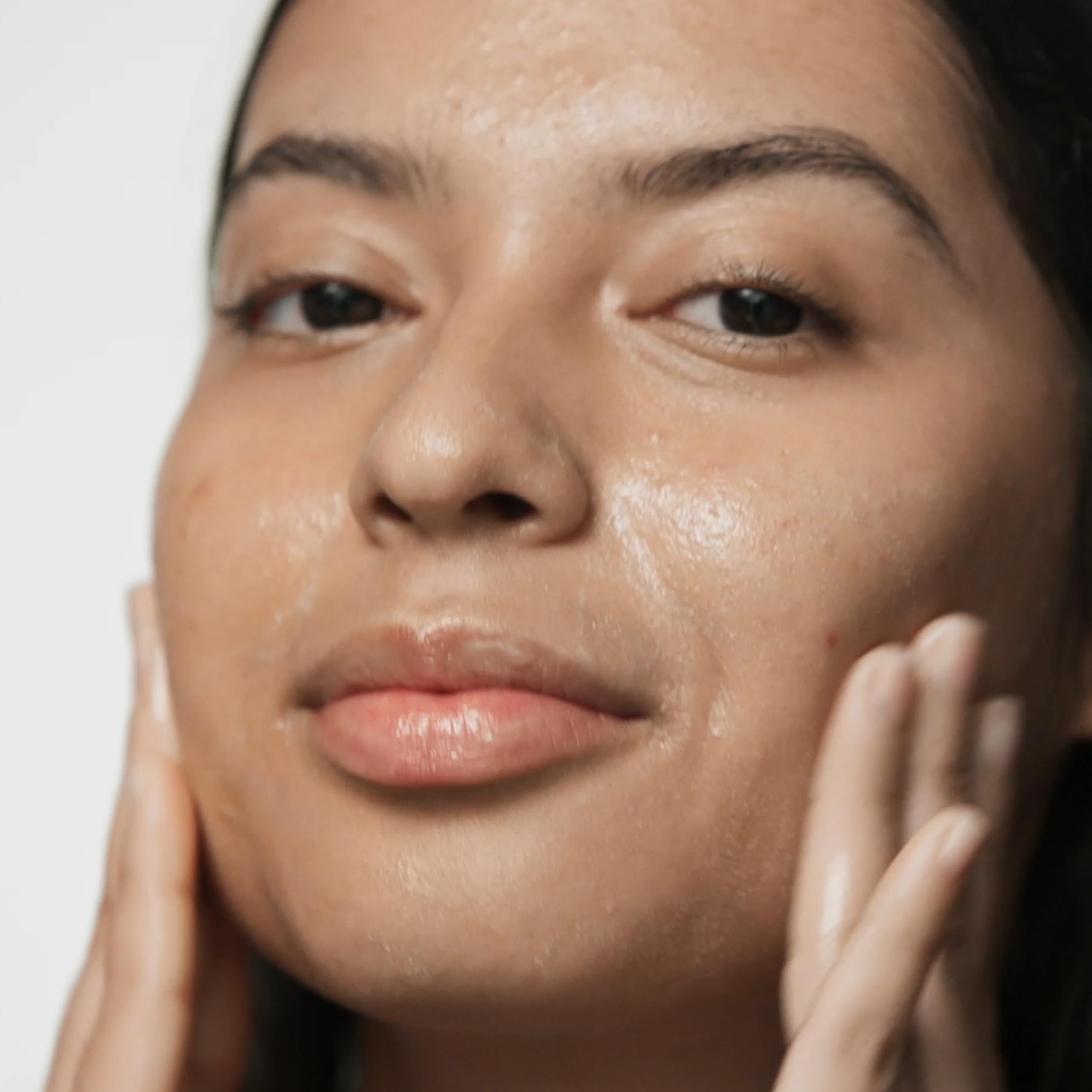 Clinique Acne Solutions Cleansing Gel pump top closeup emphasizing controlled dispensing