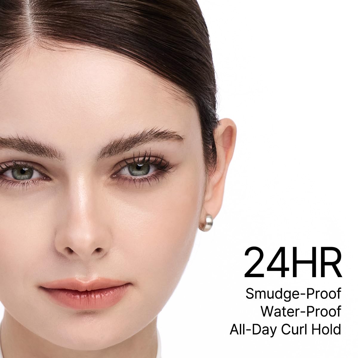 CLIO PROFESSIONAL Kill Lash Superproof Mascara enables precise application across upper and lower lashes.