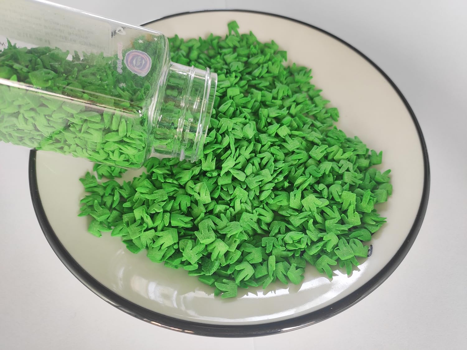 Clonynix edible green grass sprinkles brighten cupcakes with football-field flair