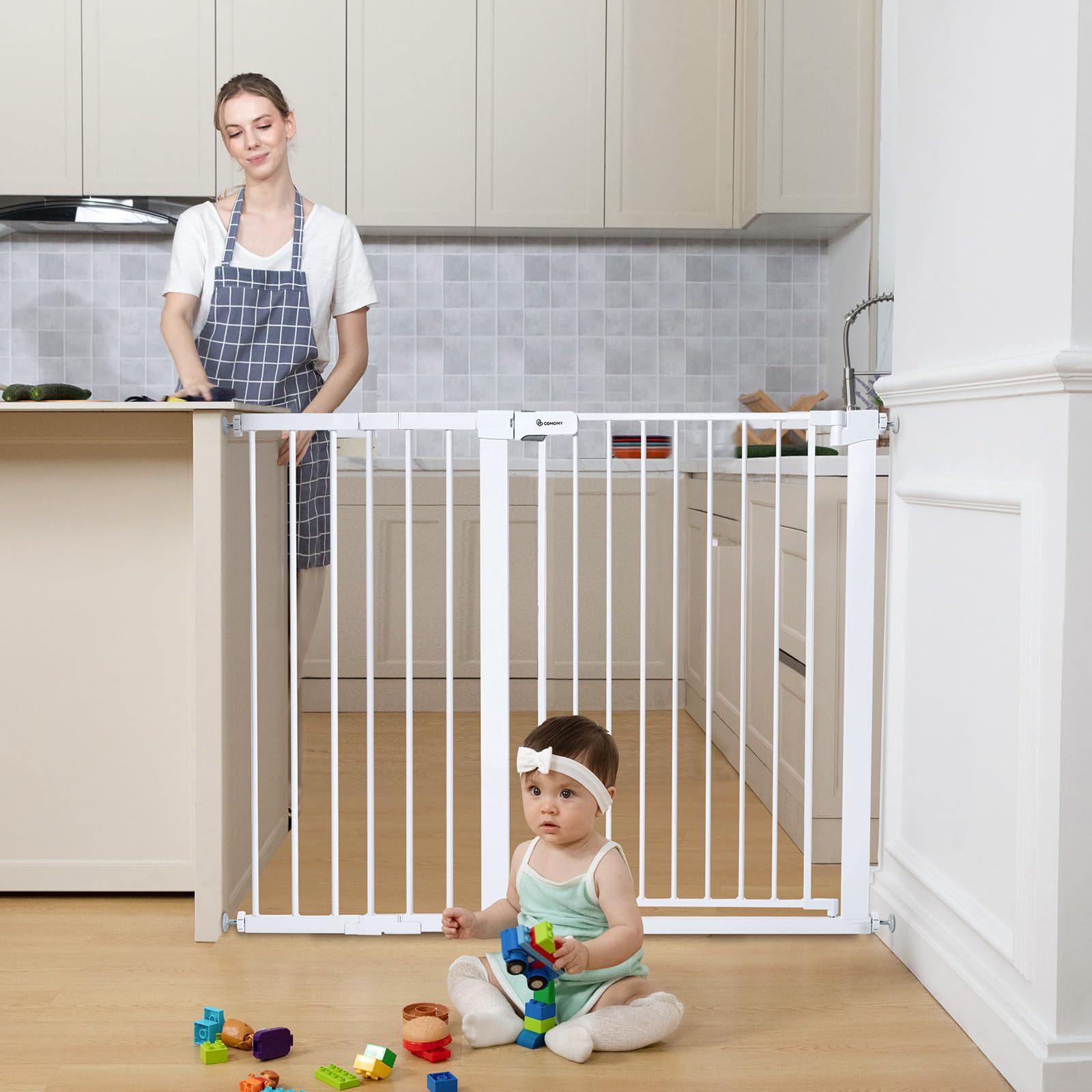 COMOMY white gate highlights Moms' Choice Award quality.