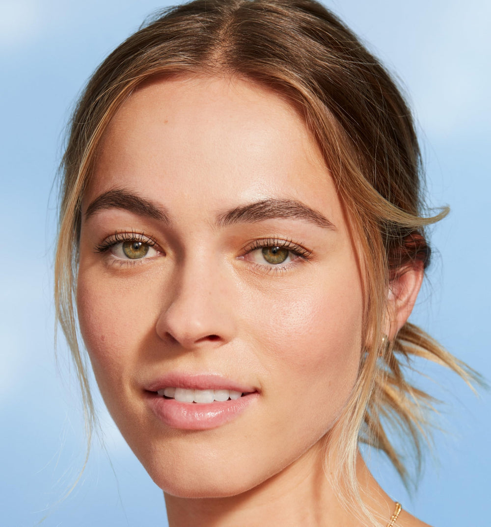 COVERGIRL pressed powder sustaining radiance through a busy day.