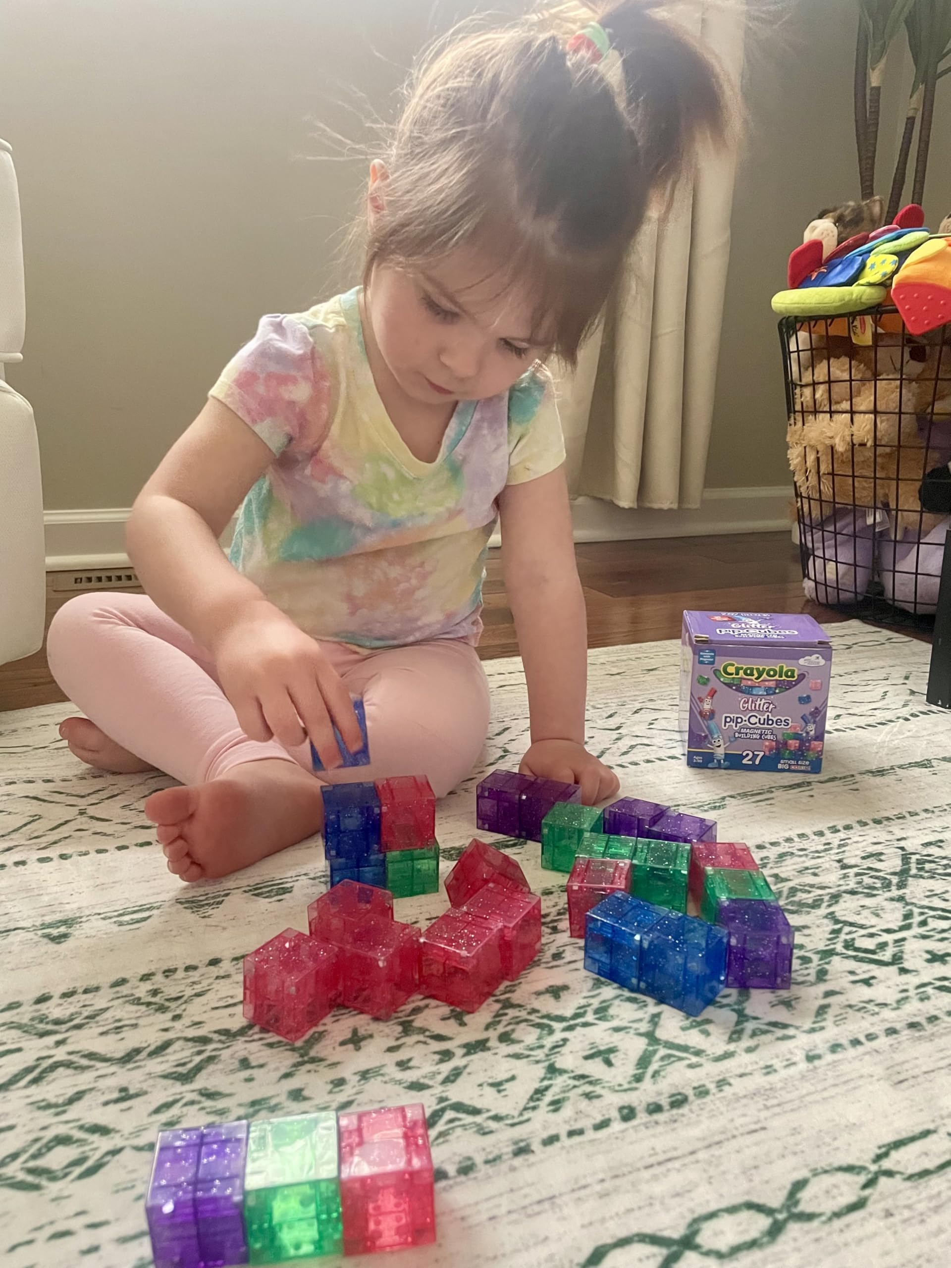 Crayola Glitter PIP Cubes kids build animals with colorful blocks