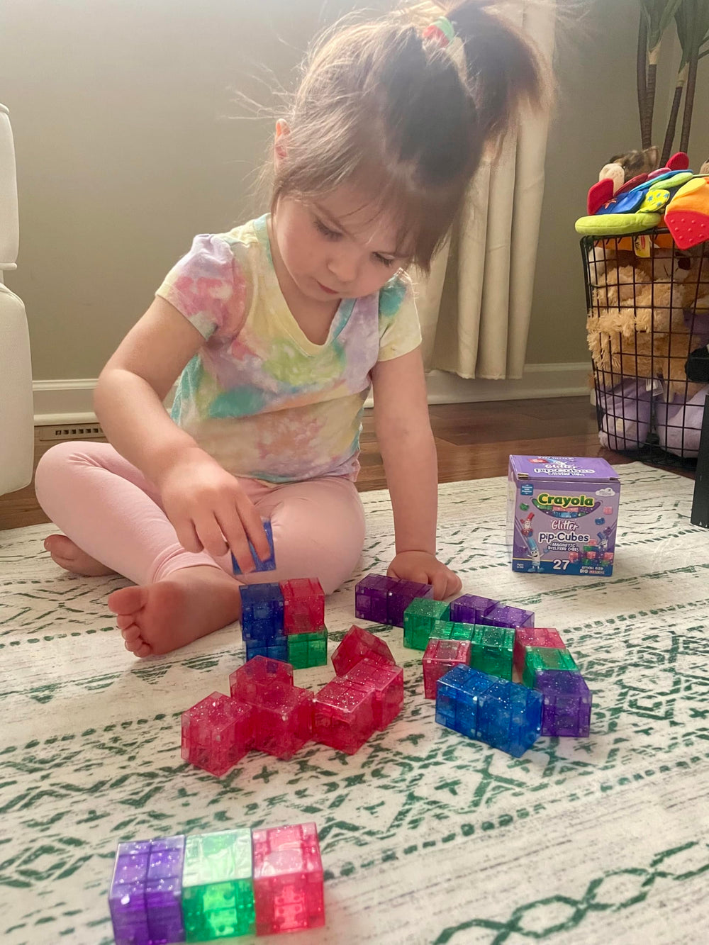Crayola Glitter PIP Cubes kids build animals with colorful blocks