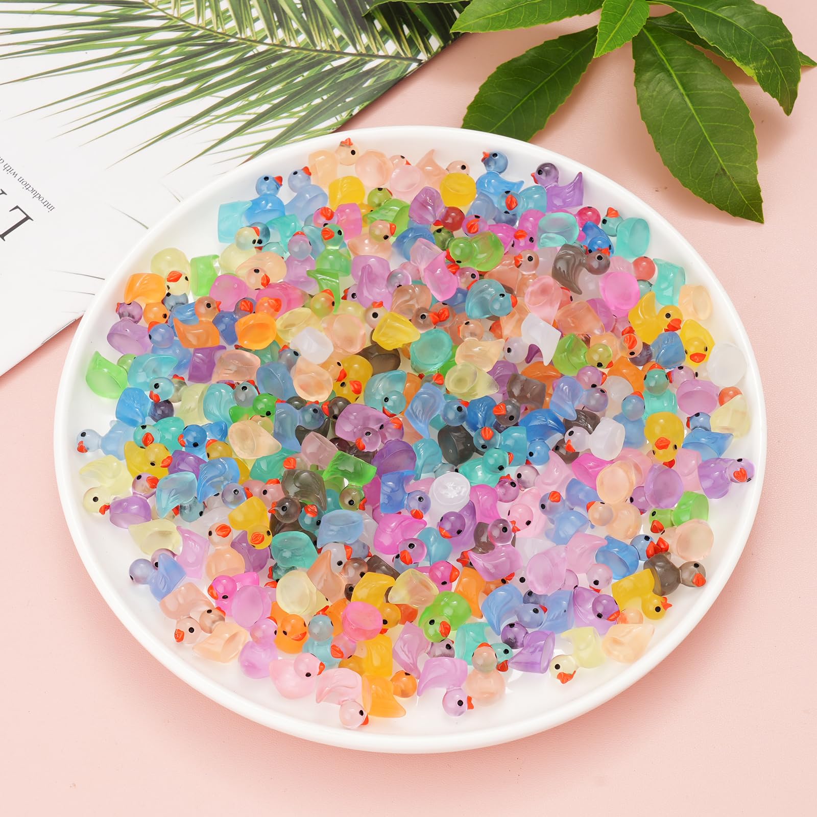 CRTWDMAN 16 vibrant colors create contrast in displays and crafts.